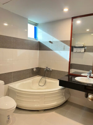 Có bồn tắm sạch đẹp cho cặp đôi, phòng double